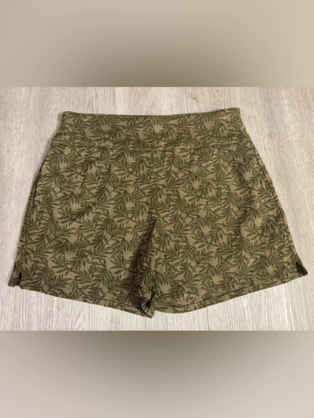 Versona Women’s Green Tropical Flora Palm Leaf Shorts Size 8 Medium NWT